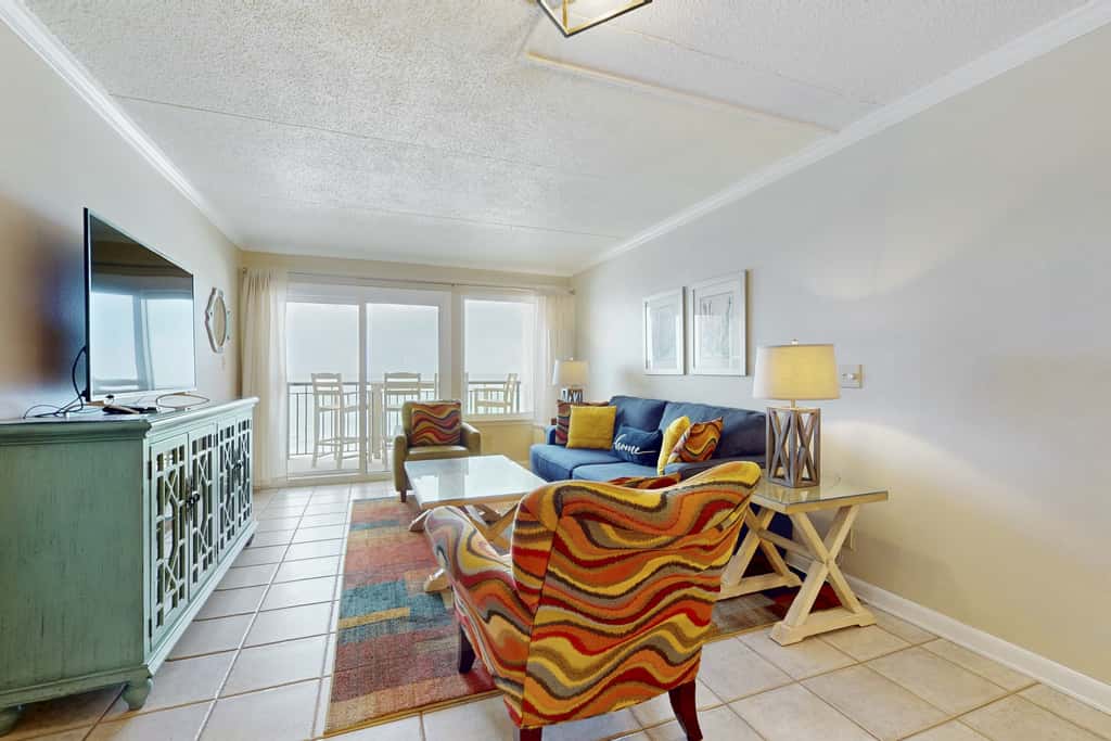 Oceanfront condo with balcony, AC, W&D, pool & tennis court - great views
