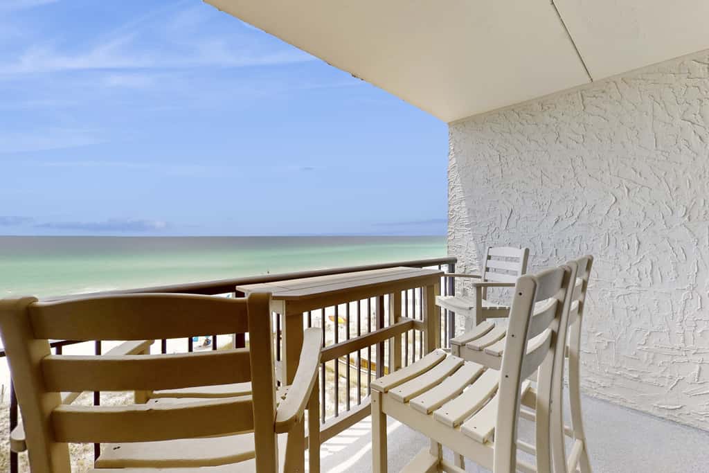 Oceanfront condo with balcony, AC, W&D, pool & tennis court - great views