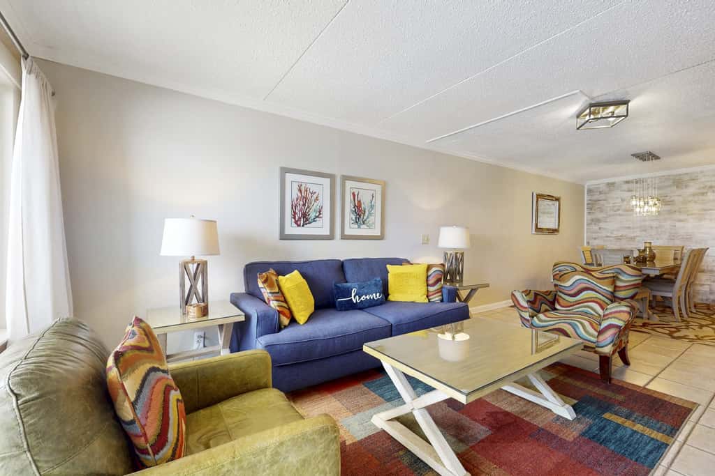 Oceanfront condo with balcony, AC, W&D, pool & tennis court - great views