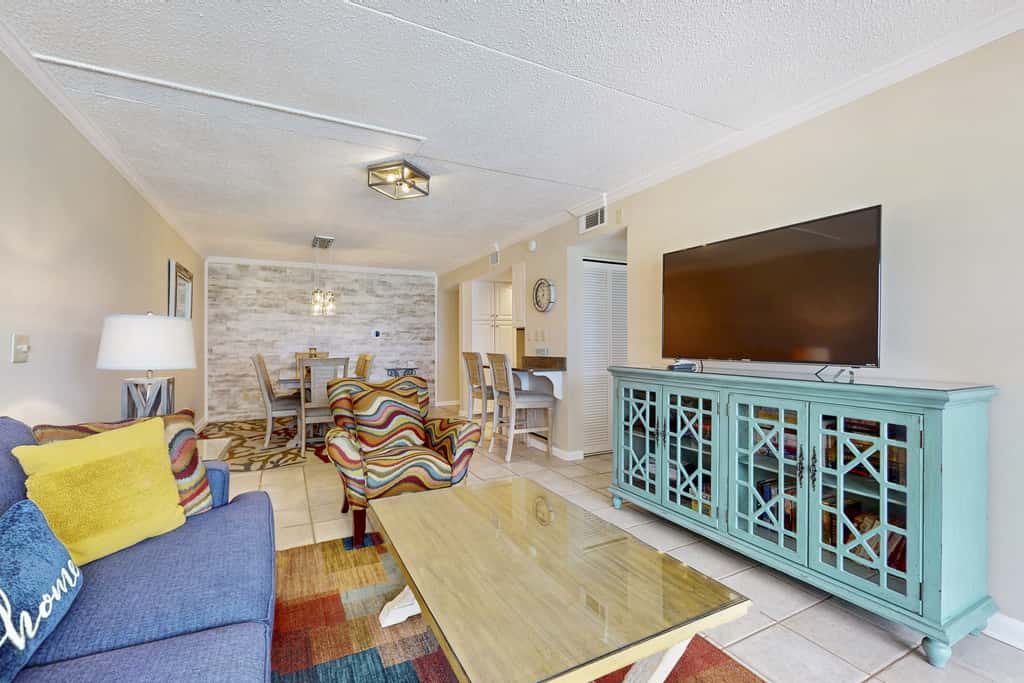 Oceanfront condo with balcony, AC, W&D, pool & tennis court - great views