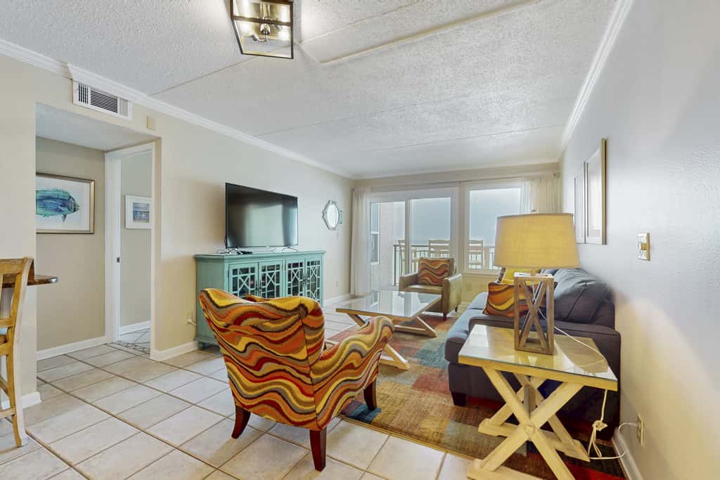 Oceanfront condo with balcony, AC, W&D, pool & tennis court - great views