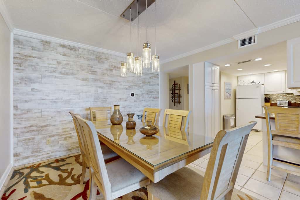 Oceanfront condo with balcony, AC, W&D, pool & tennis court - great views