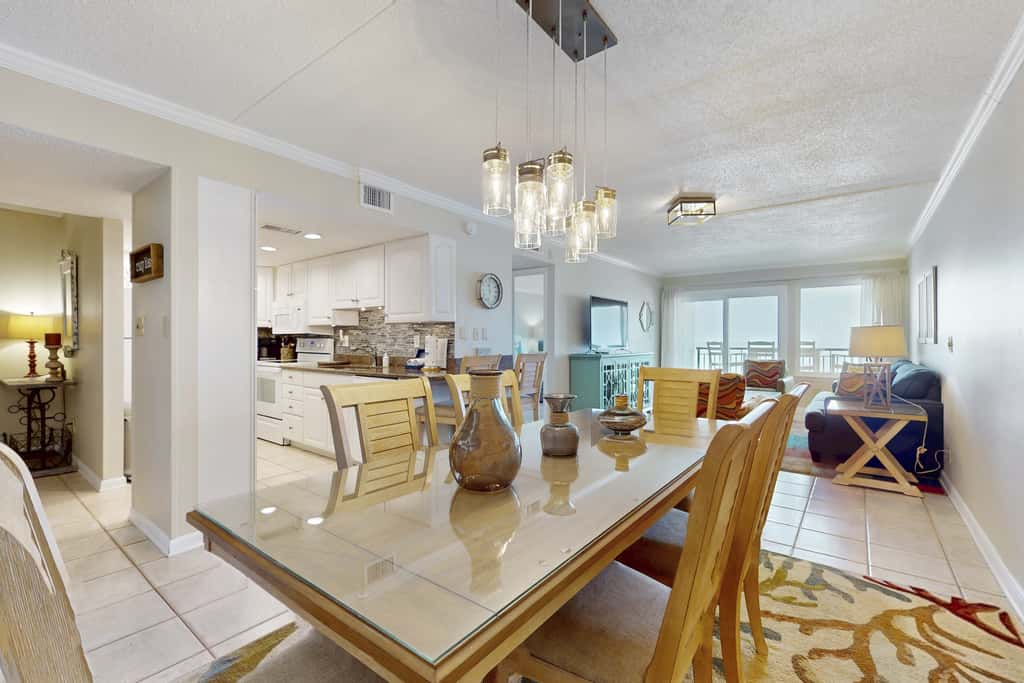 Oceanfront condo with balcony, AC, W&D, pool & tennis court - great views