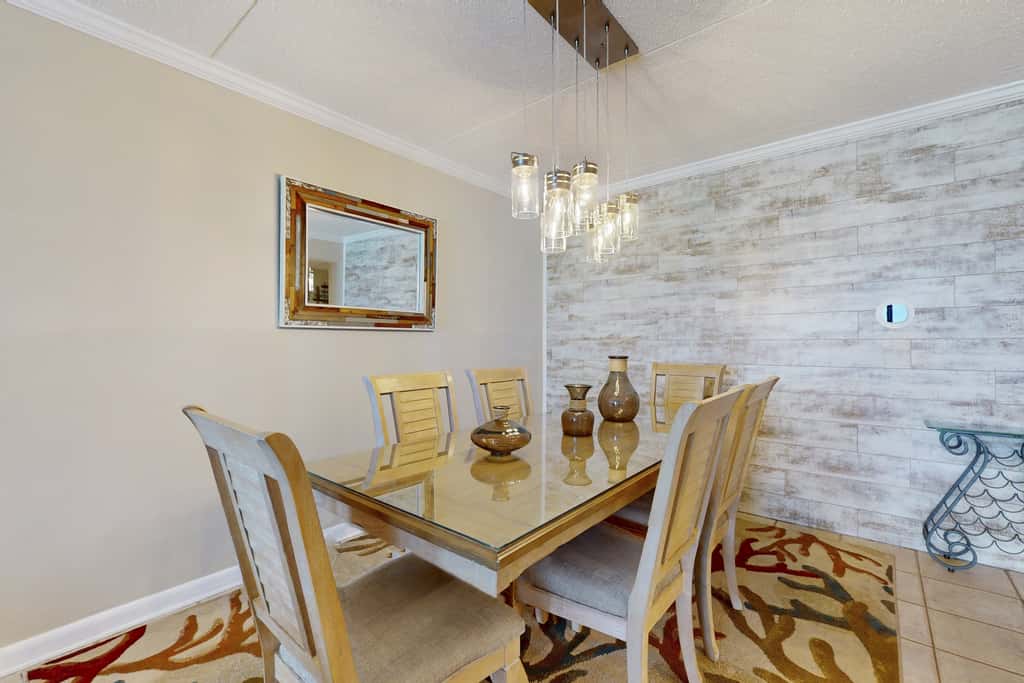 Oceanfront condo with balcony, AC, W&D, pool & tennis court - great views