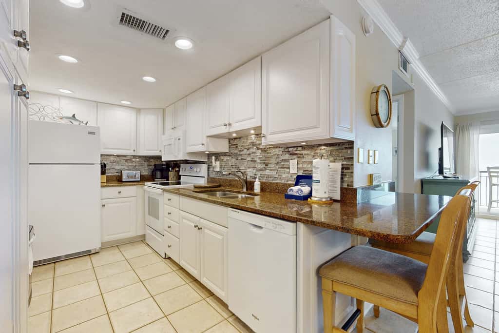 Oceanfront condo with balcony, AC, W&D, pool & tennis court - great views