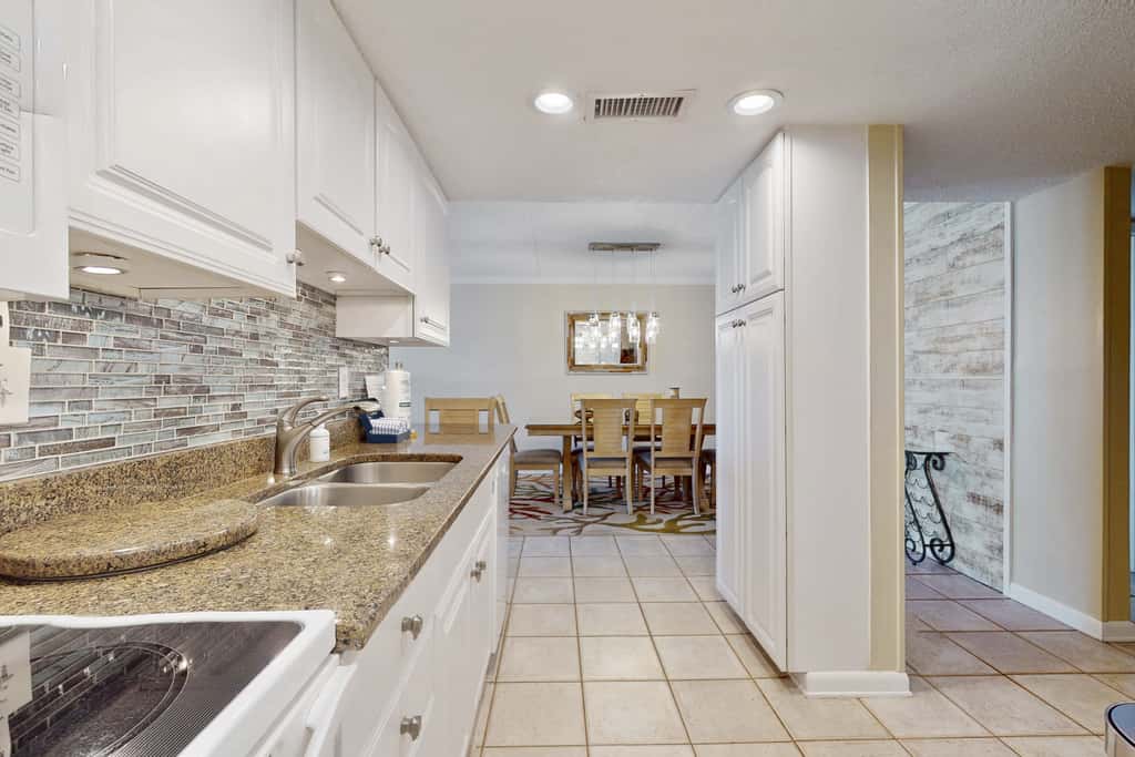 Oceanfront condo with balcony, AC, W&D, pool & tennis court - great views