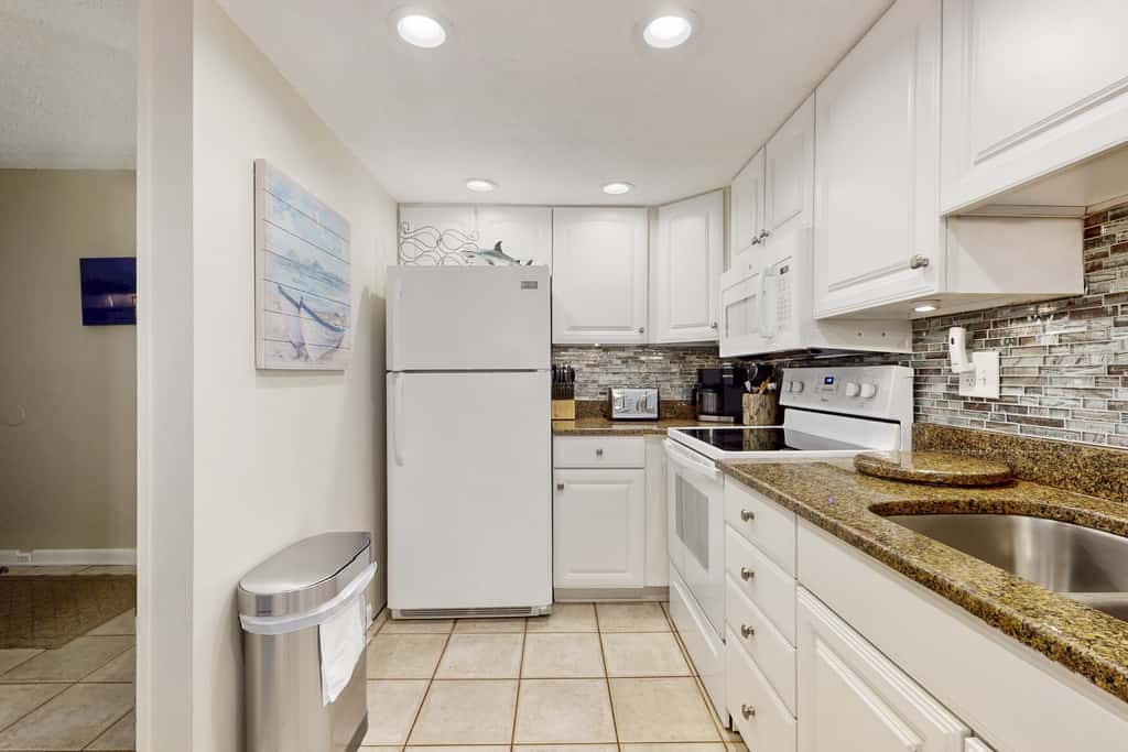 Oceanfront condo with balcony, AC, W&D, pool & tennis court - great views