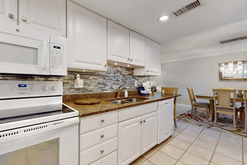 Oceanfront condo with balcony, AC, W&D, pool & tennis court - great views