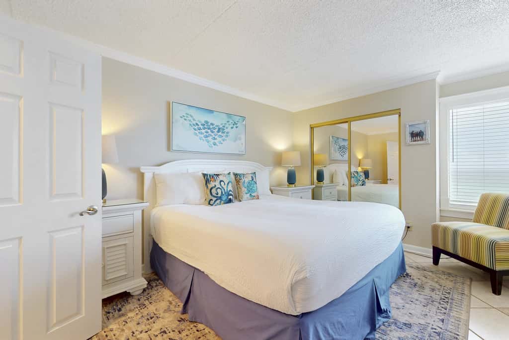 Oceanfront condo with balcony, AC, W&D, pool & tennis court - great views