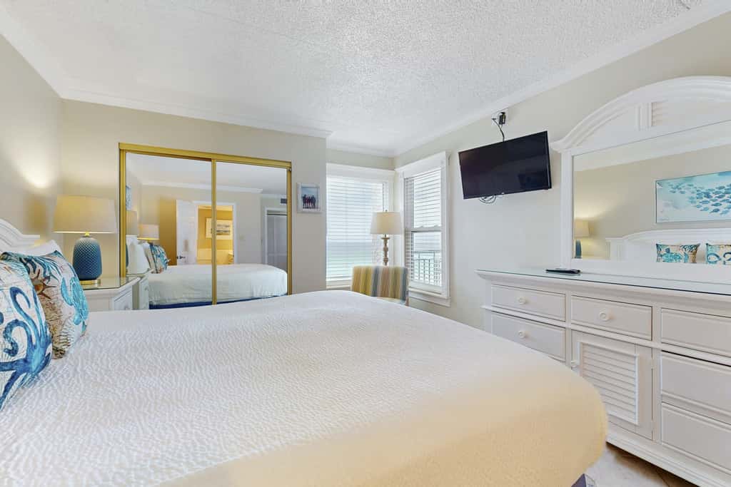 Oceanfront condo with balcony, AC, W&D, pool & tennis court - great views