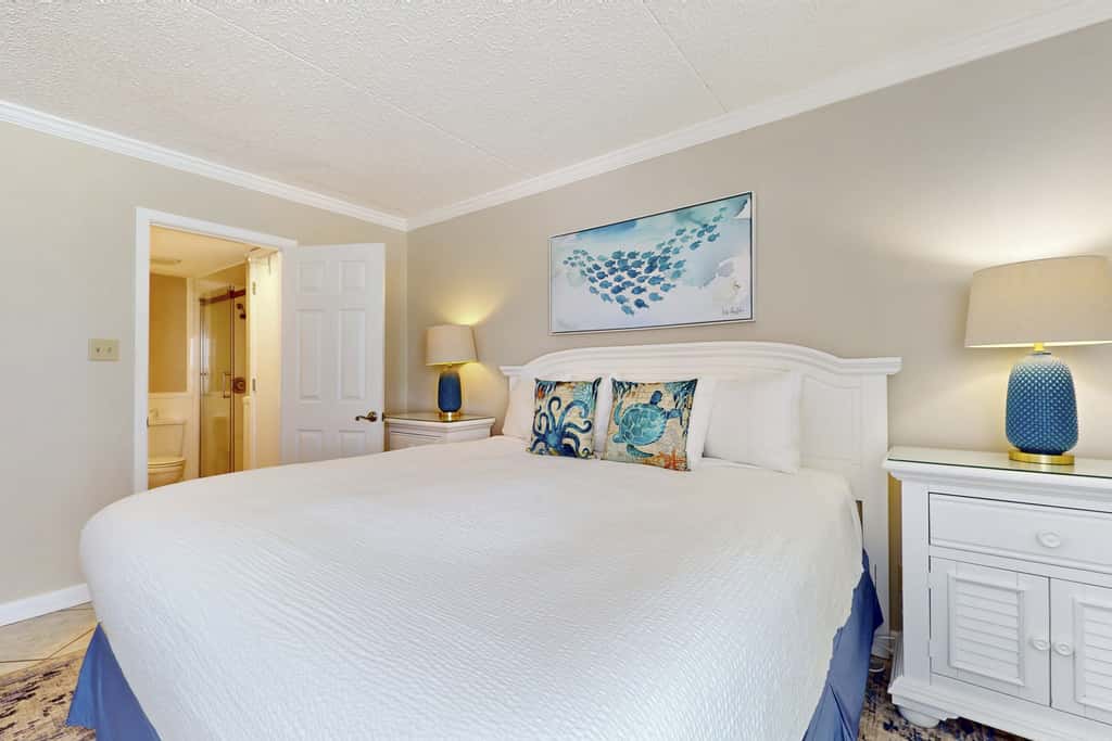 Oceanfront condo with balcony, AC, W&D, pool & tennis court - great views