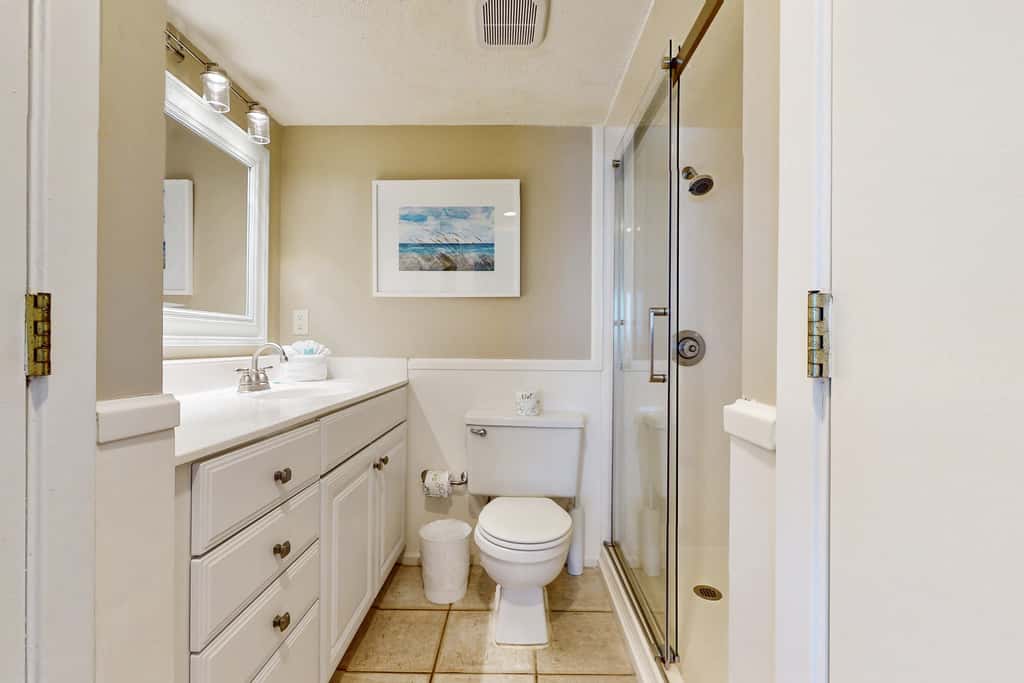 Oceanfront condo with balcony, AC, W&D, pool & tennis court - great views