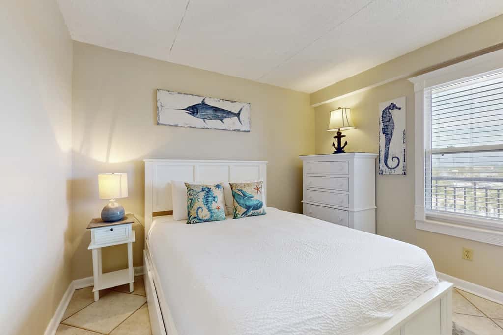 Oceanfront condo with balcony, AC, W&D, pool & tennis court - great views