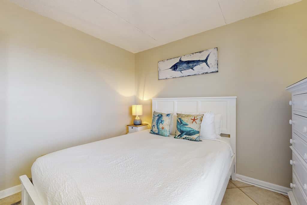 Oceanfront condo with balcony, AC, W&D, pool & tennis court - great views