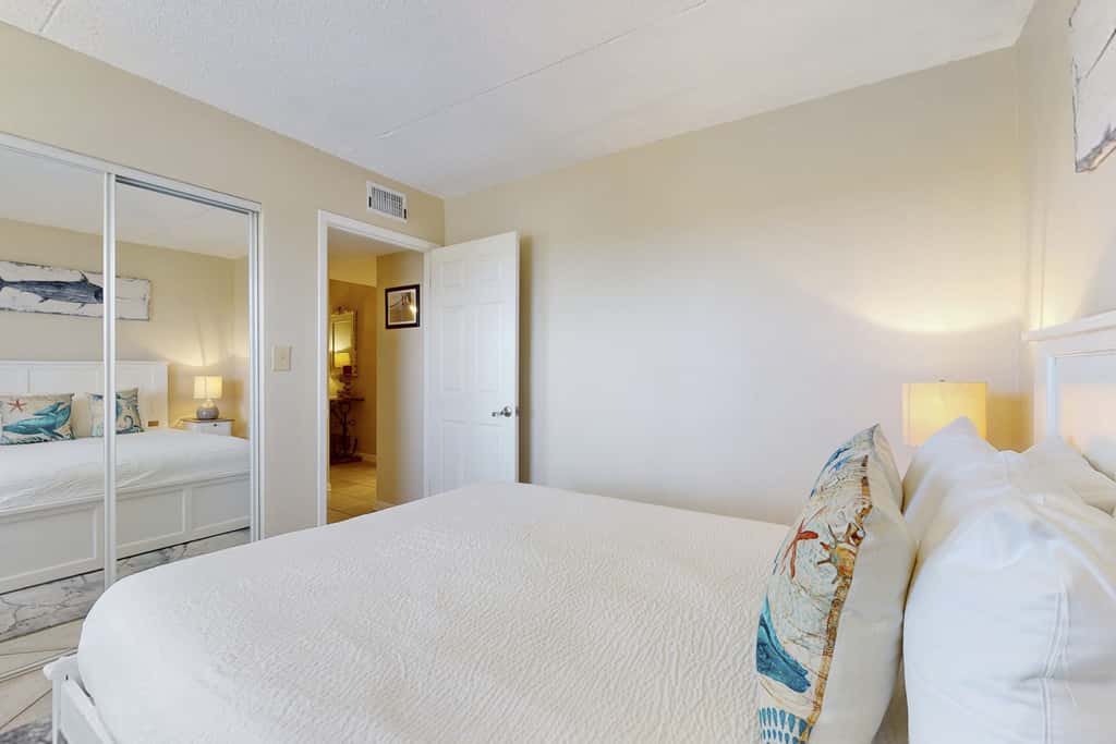 Oceanfront condo with balcony, AC, W&D, pool & tennis court - great views