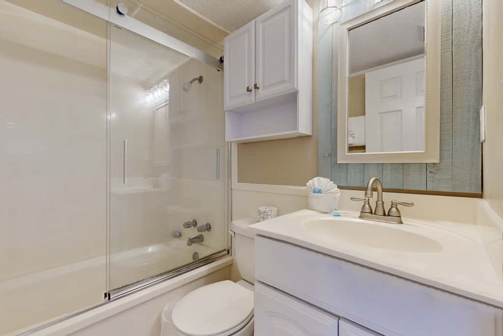 Oceanfront condo with balcony, AC, W&D, pool & tennis court - great views