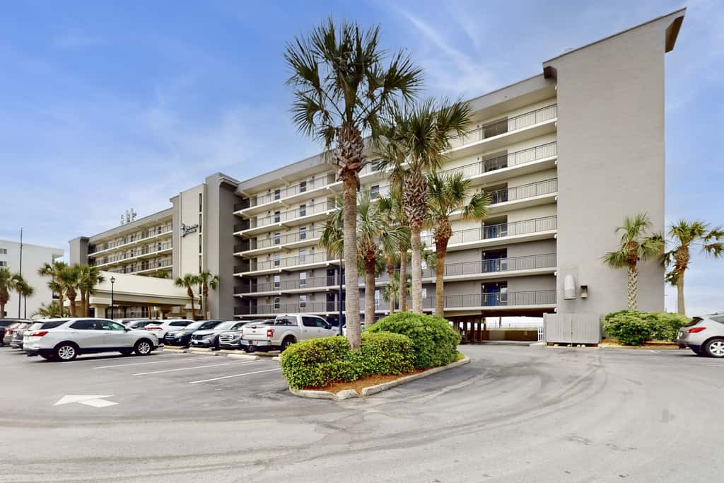 Oceanfront condo with balcony, AC, W&D, pool & tennis court - great views