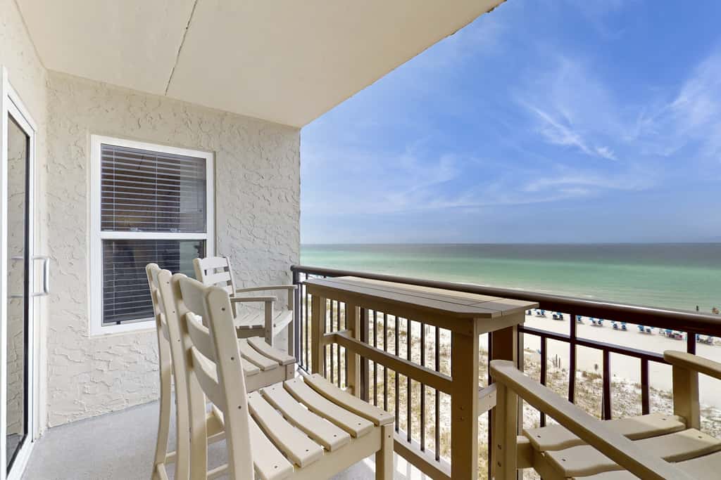 Oceanfront condo with balcony, AC, W&D, pool & tennis court - great views
