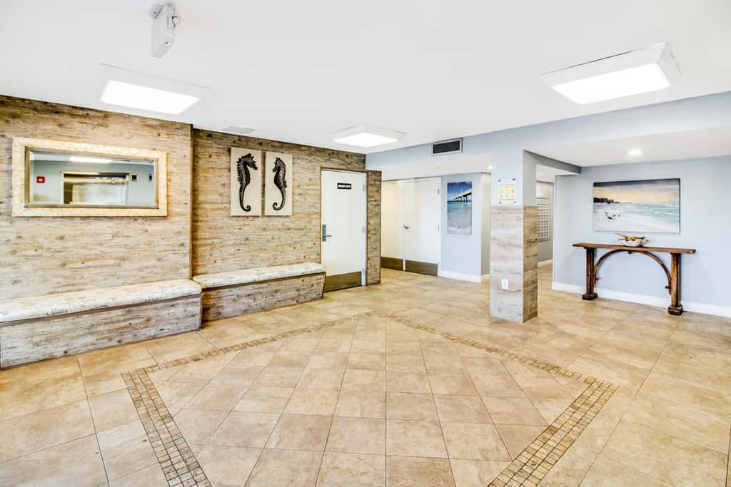 Oceanfront condo with balcony, AC, W&D, pool & tennis court - great views