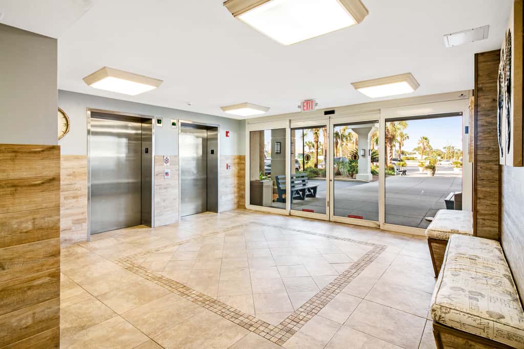 Oceanfront condo with balcony, AC, W&D, pool & tennis court - great views