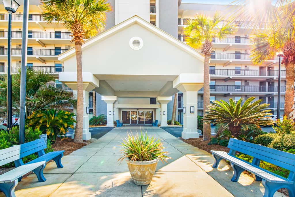 Oceanfront condo with balcony, AC, W&D, pool & tennis court - great views