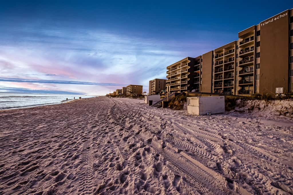 Oceanfront condo with balcony, AC, W&D, pool & tennis court - great views