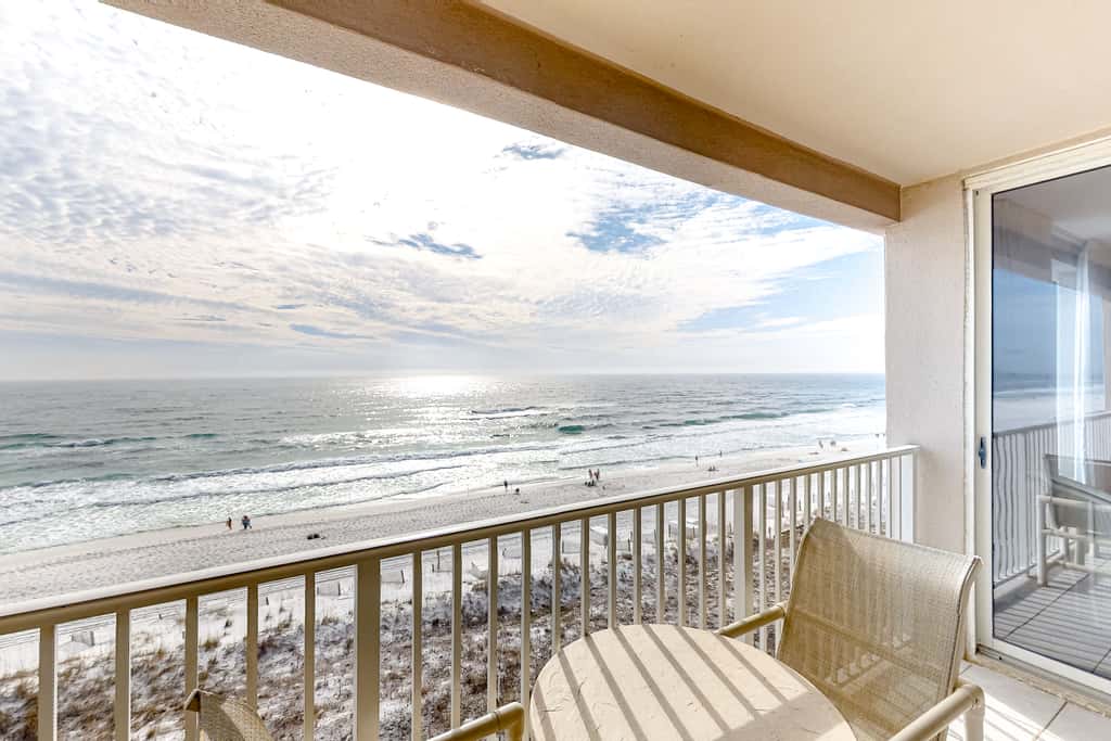 Cozy beachfront condo with beach service, pool & hot tub, near shopping & dining