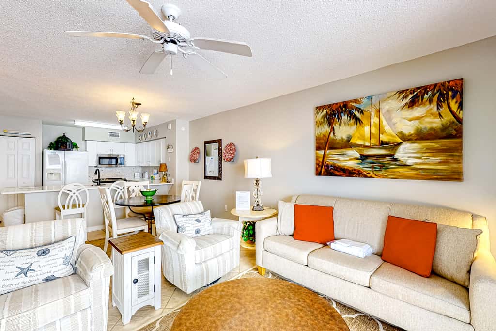 Cozy beachfront condo with beach service, pool & hot tub, near shopping & dining
