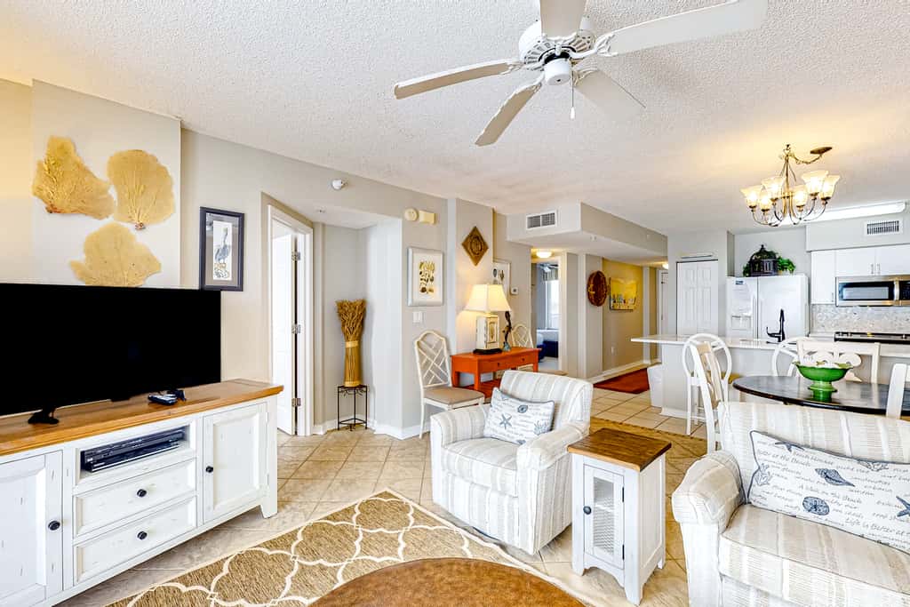 Cozy beachfront condo with beach service, pool & hot tub, near shopping & dining
