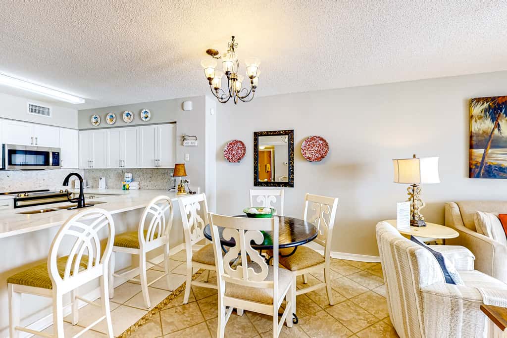 Cozy beachfront condo with beach service, pool & hot tub, near shopping & dining