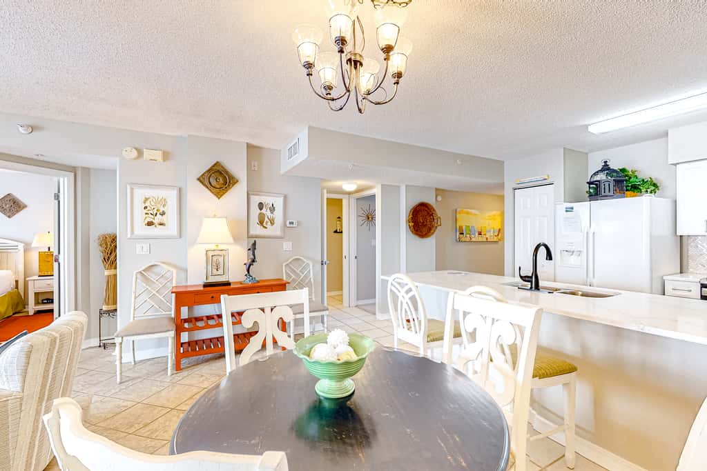 Cozy beachfront condo with beach service, pool & hot tub, near shopping & dining