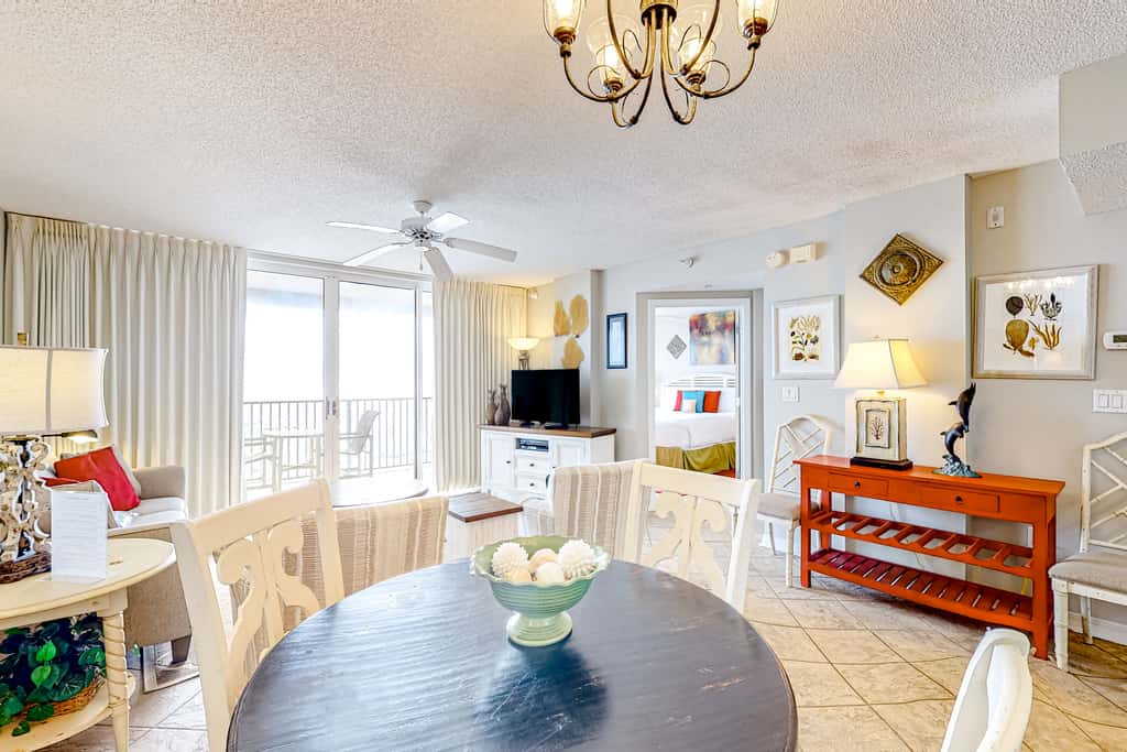 Cozy beachfront condo with beach service, pool & hot tub, near shopping & dining