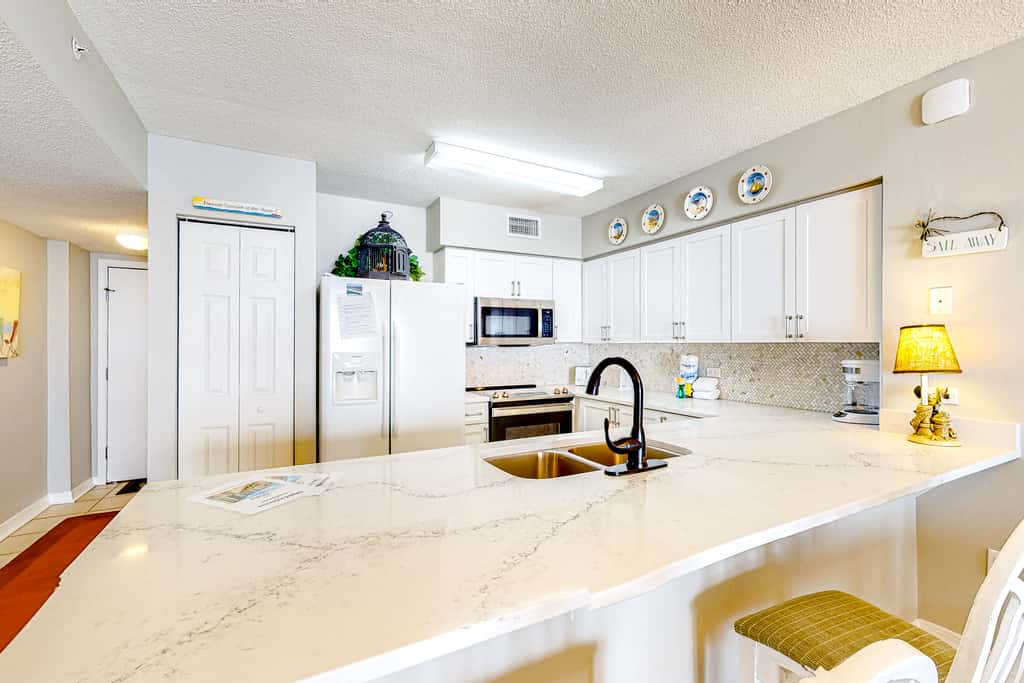 Cozy beachfront condo with beach service, pool & hot tub, near shopping & dining