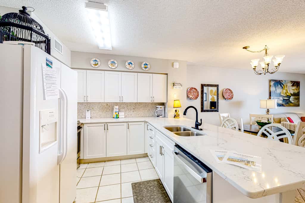 Cozy beachfront condo with beach service, pool & hot tub, near shopping & dining