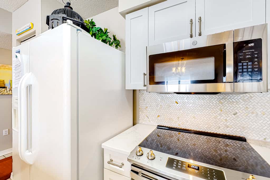 Cozy beachfront condo with beach service, pool & hot tub, near shopping & dining