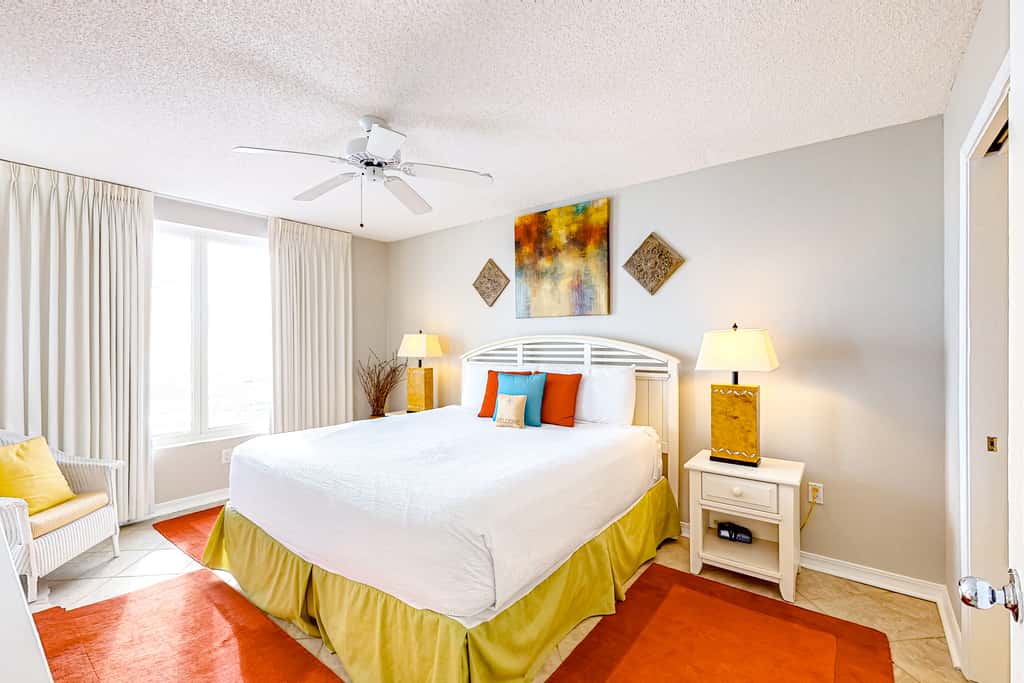 Cozy beachfront condo with beach service, pool & hot tub, near shopping & dining