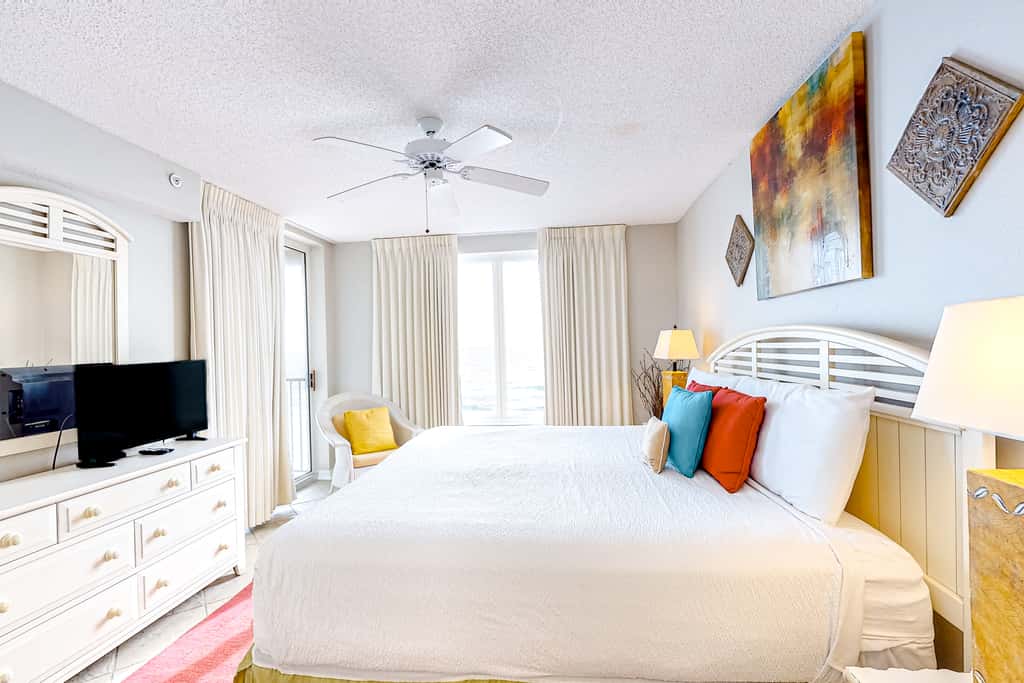 Cozy beachfront condo with beach service, pool & hot tub, near shopping & dining