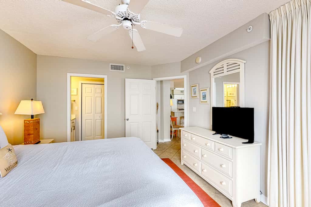 Cozy beachfront condo with beach service, pool & hot tub, near shopping & dining