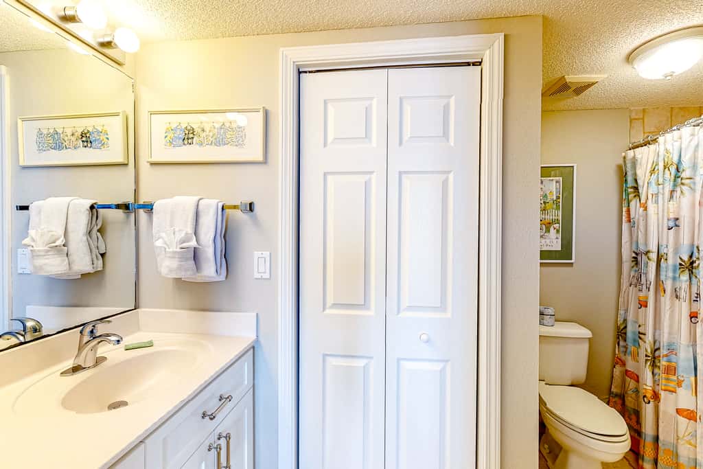 Cozy beachfront condo with beach service, pool & hot tub, near shopping & dining