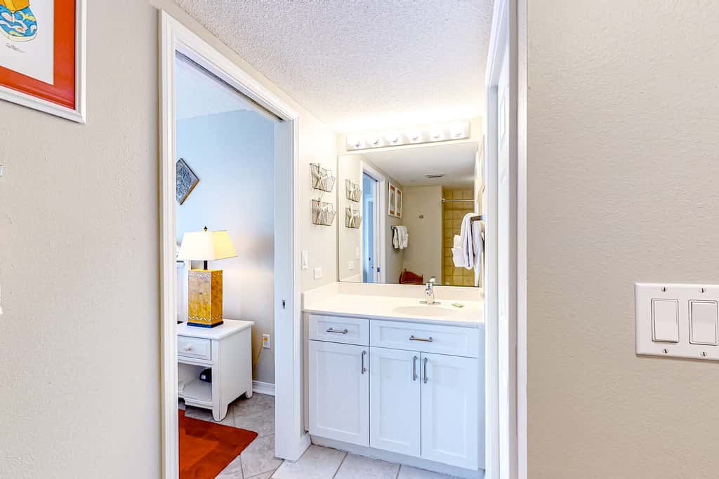 Cozy beachfront condo with beach service, pool & hot tub, near shopping & dining