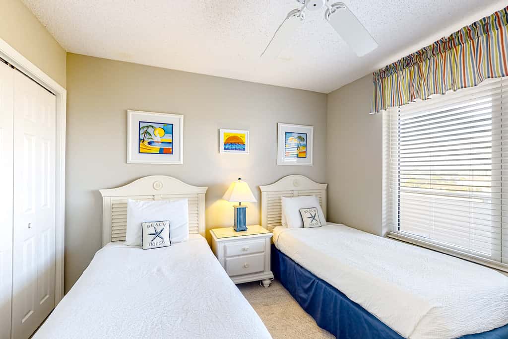 Cozy beachfront condo with beach service, pool & hot tub, near shopping & dining