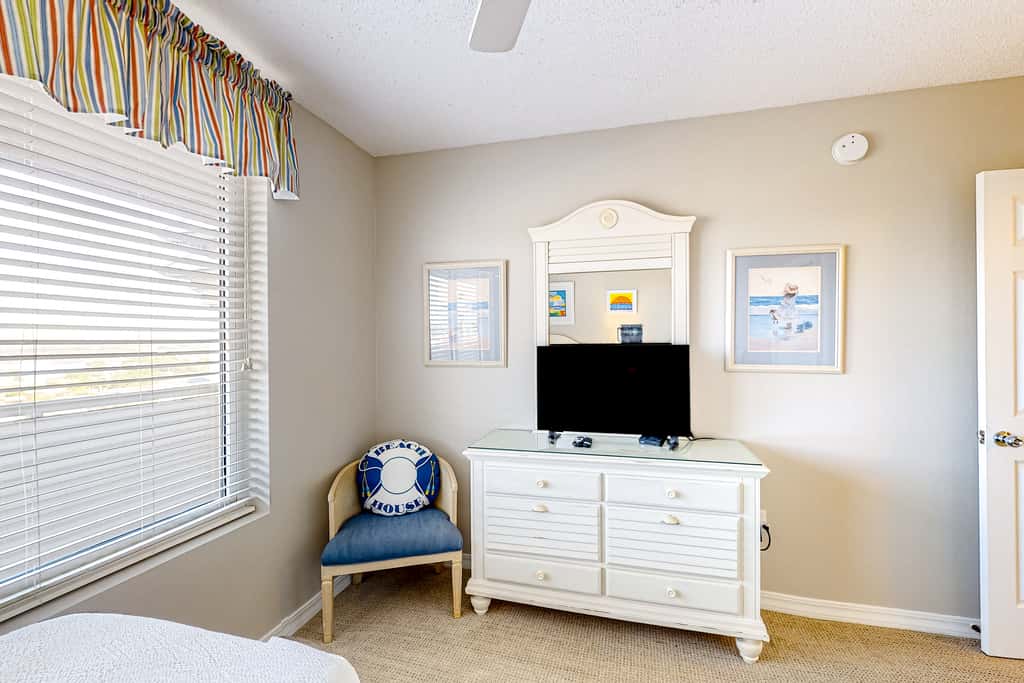 Cozy beachfront condo with beach service, pool & hot tub, near shopping & dining