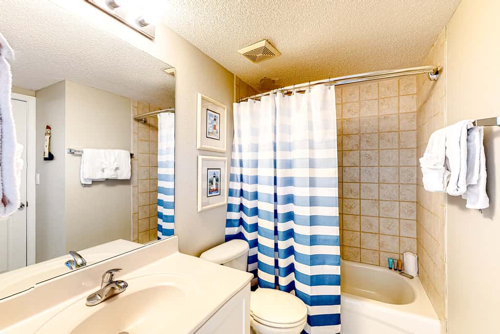 Cozy beachfront condo with beach service, pool & hot tub, near shopping & dining
