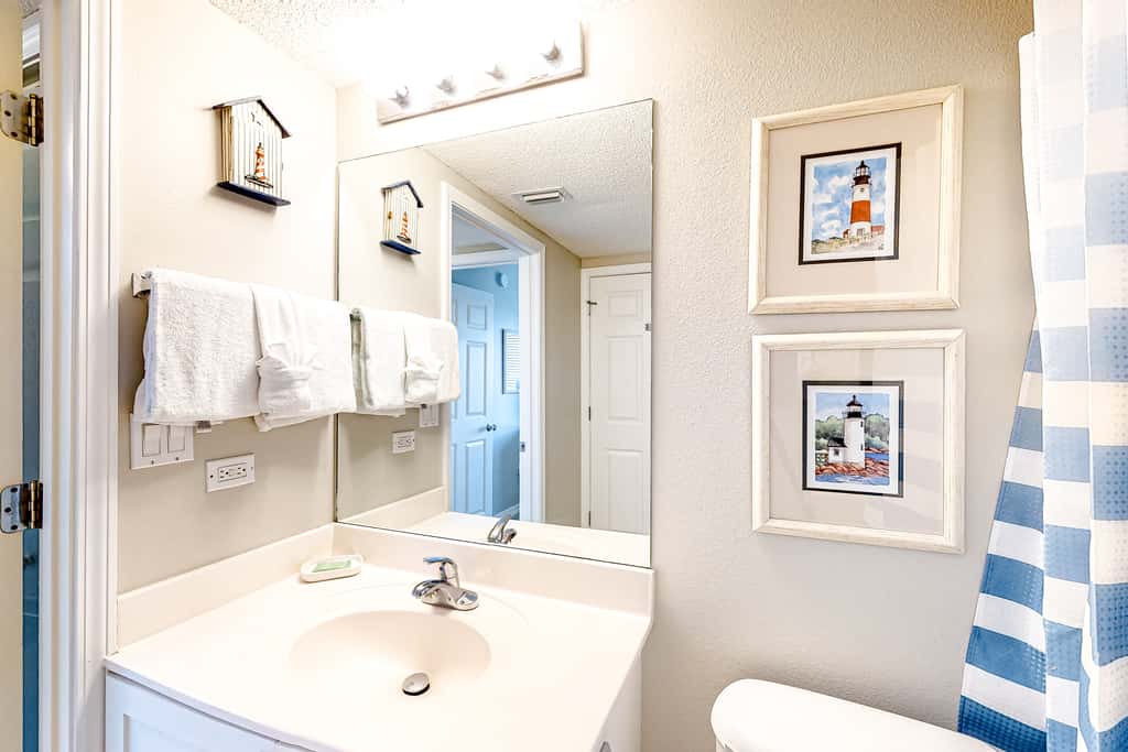 Cozy beachfront condo with beach service, pool & hot tub, near shopping & dining