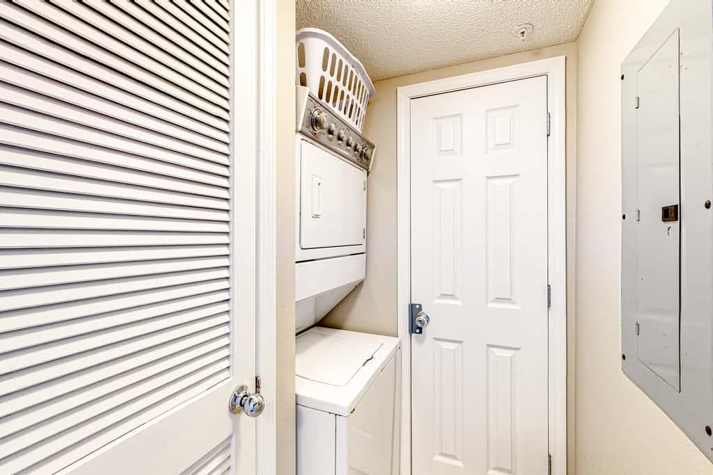 Cozy beachfront condo with beach service, pool & hot tub, near shopping & dining