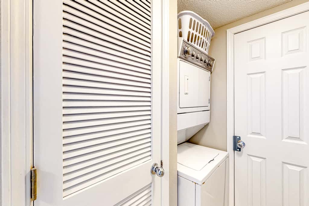 Cozy beachfront condo with beach service, pool & hot tub, near shopping & dining