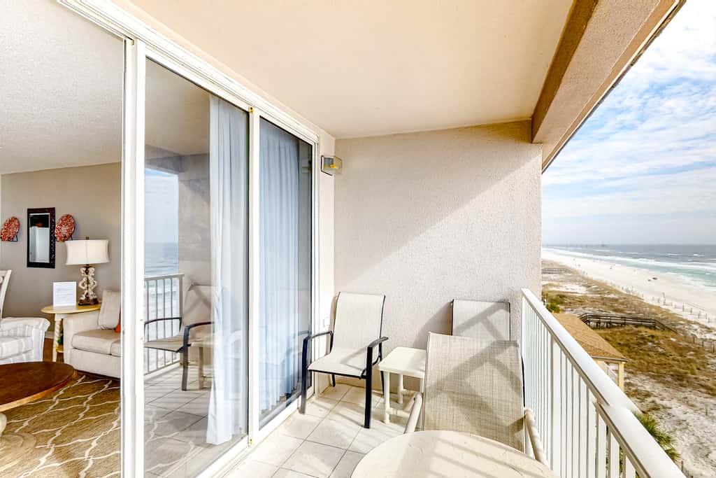 Cozy beachfront condo with beach service, pool & hot tub, near shopping & dining