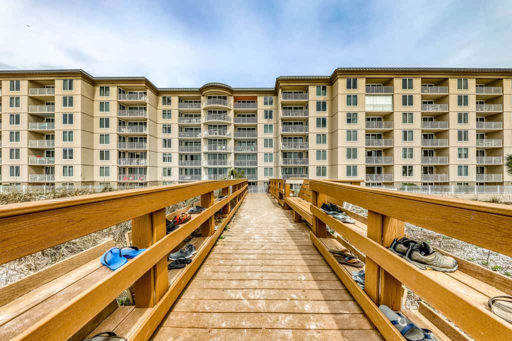 Cozy beachfront condo with beach service, pool & hot tub, near shopping & dining