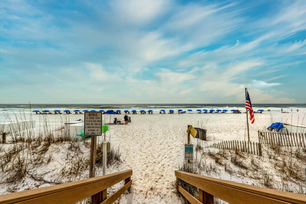 Cozy beachfront condo with beach service, pool & hot tub, near shopping & dining