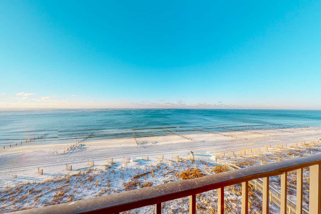 7th floor, nautical-themed condo with Gulf-front views, steps to beach
